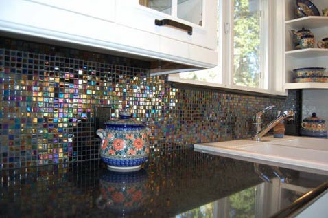 Black iridescent glass tile backsplash. | Photo Source: Susan Jablon